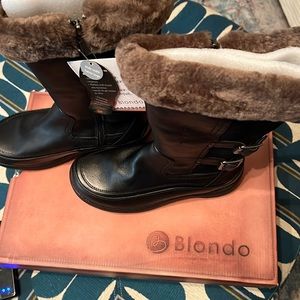 Blonde NWT shearling boots 81/2